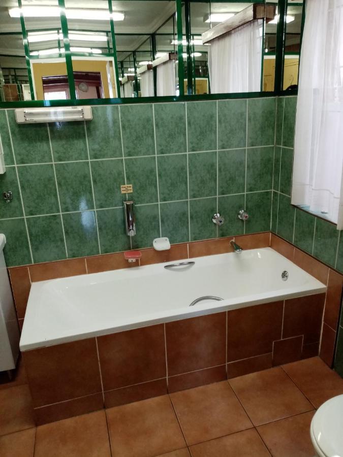 Tudor Lodge Guest House Johannesburg Esterno foto