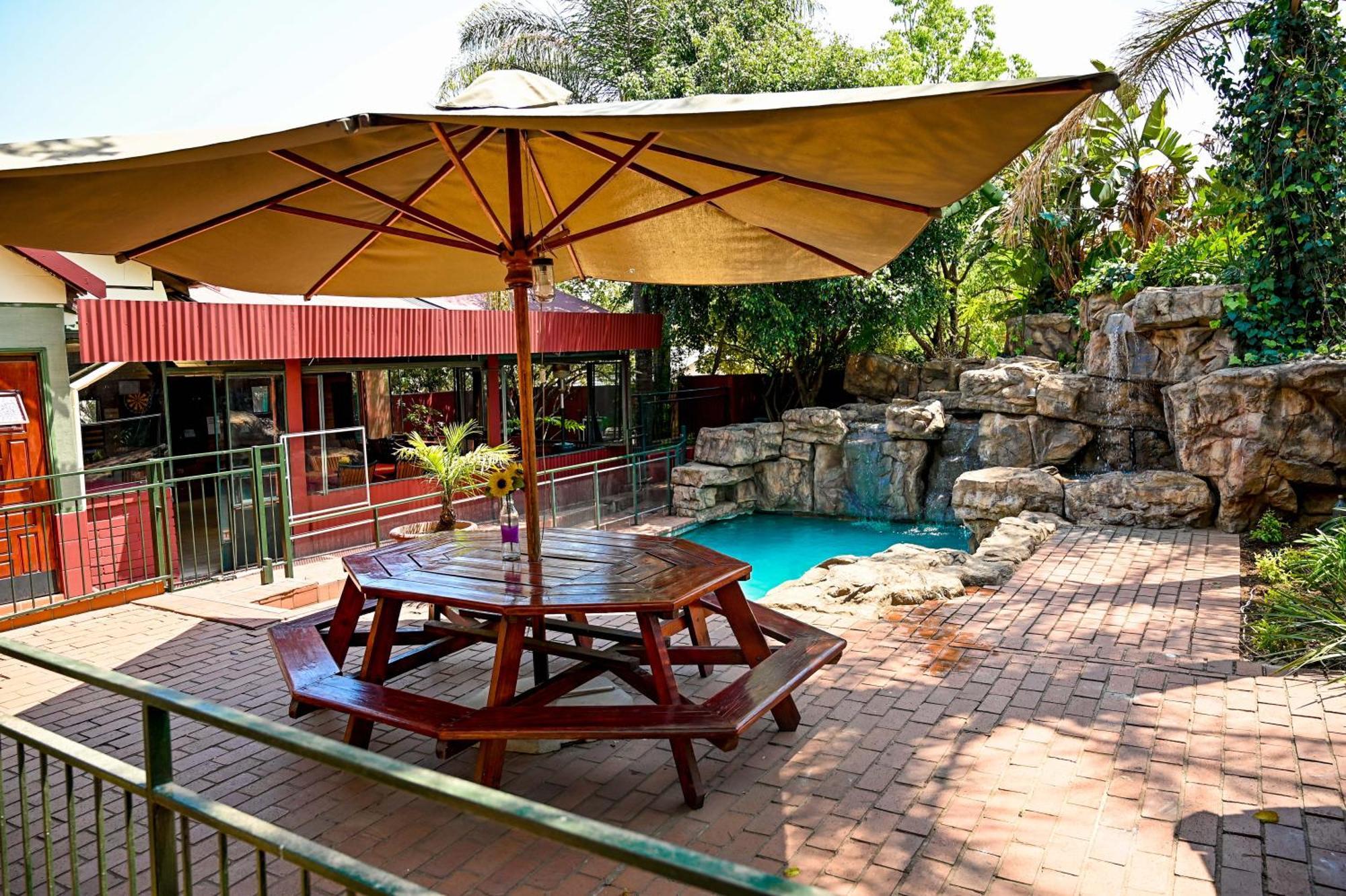 Tudor Lodge Guest House Johannesburg Esterno foto